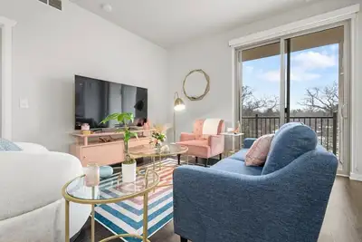 Image de *Top Floor Modern Condo Near Downtown Tc*