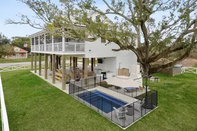 Image de Heated Pool, Steps to Beach, Stylish Interior, Amenities Galore!