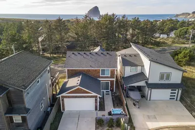 Image de The Blue Door #113 - Gorgeous, peaceful brand new 2022! Near beach in Pacific City