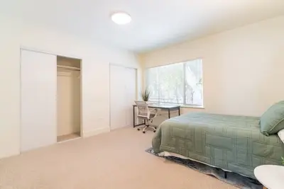 Image de Room in Renovated Flat w/ En-suite Bath and Deck