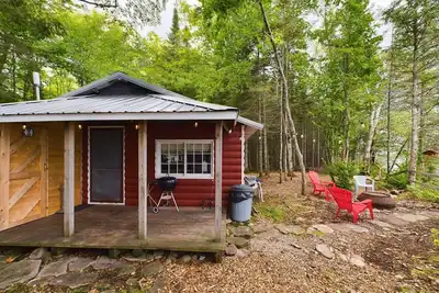 Image de Fish Camp-Rustic Cabin sitting on the Edge of Lake Superior