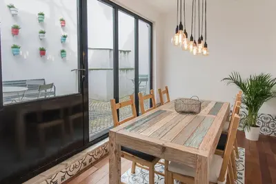 Image de Bica Patio 3bdr Duplex by LovelyStay