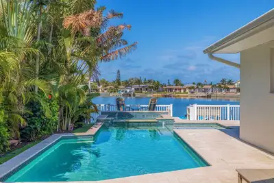 Image de Beautiful 3 bedroom private waterfront 511 Harbor Home in Indian Rocks Beach Pool+Hot Tub