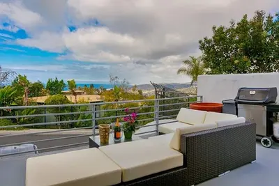Image de Plafonds cathédrale Discount Laguna Beach 3. 5 Br Littoral Vues 2600sqft Héberge8