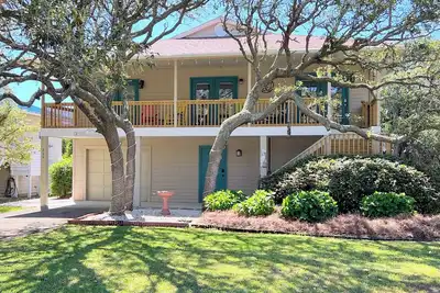 Image de Beach House Just Steps To The Ocean With Partial Sea View & No Parking Fees!