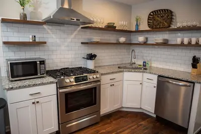 Image de Charming, Spacious East Side home w\/ free parking