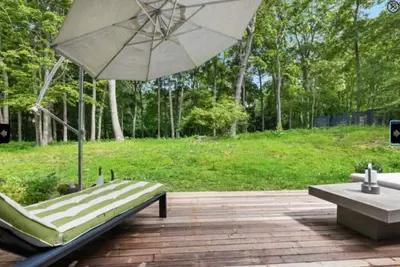 Image de Spacious Modern on wooded lot - 5 min from beach!