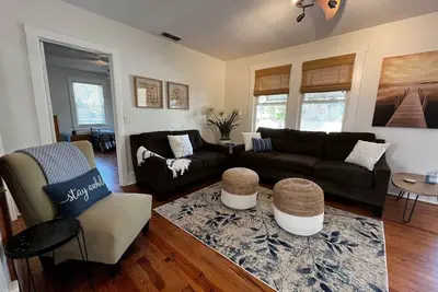 Image de Cozy Cottage Duplex By the Beach - Pool!