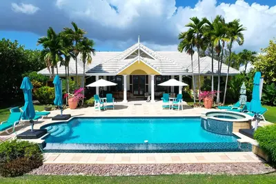 Image de Luxurious Ocean Front Villa with its own private infinity pool & beach!