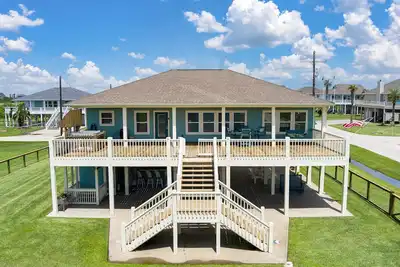 Image de Ocean view stunner with outdoor shower, wet bar, back-up generator, & deck
