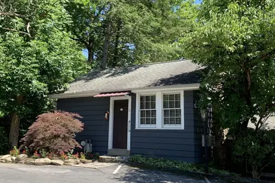 Image de Honeymoon Cottage, creek view.