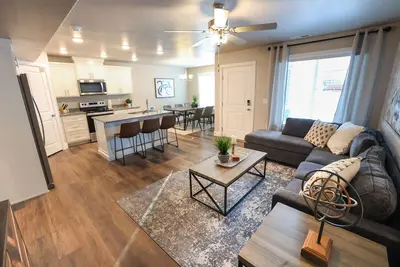 Image de 255 - Bear Lake Escapes. Newly built with fun accent walls!