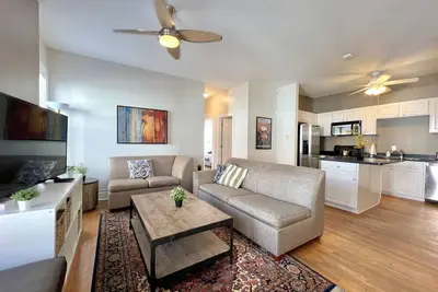 Image de ⌂ Elevated 2bed 1. 5 Bath in a Historic 1913 Building ⌂