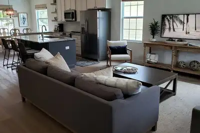 Image de Stunning Brand New Modern Coastal Home in the heart of Gulfport