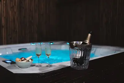 Image de Green Suite ✓ Jacuzzi & Double Shower!
