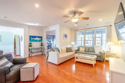 Image de Peaceful Weekdays, Fast Wi-Fi + Hot Tub, Beach Nearby!