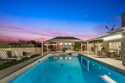 Image de Modern Home With Gym, Sauna, Pool And Game Room