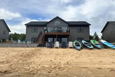 Image de Beach Lake Retreat with Private Lake and Hot Tub