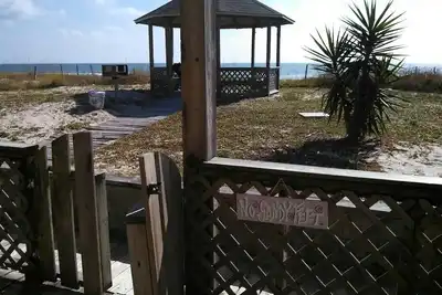 Image de Top Rental IslandClub 2 Ocean Front, Ground Floor, Gazebo at beach