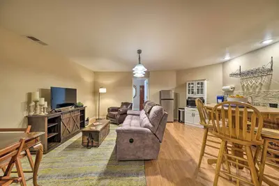 Image de Convenient Unit w/ Fire Pit ~ Half-Mi to Lake!