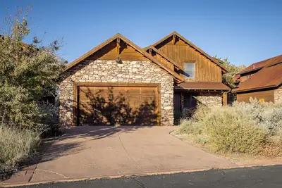 Image de Coyote Run-pet friendly - Moab Rustic Retreat- Private Hot-Tub-Fireplace