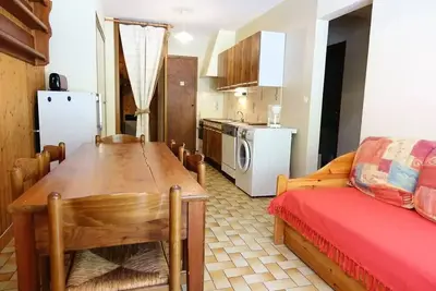 Appartement 6 personnes calme et au départ de randonnées et du domaine skiable, classé 2 étoiles