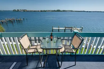 Image de Panoramic bay views! 3-minute walk to beach!