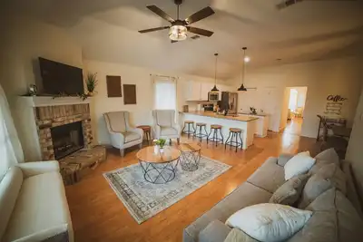 Image de Cozy Modern Farmhouse with Pool & Hot Tub, 4BDs in Waxahachie