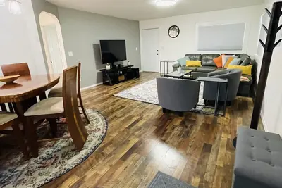Image de Diamond in the rough, in the heart of West Anchorage!