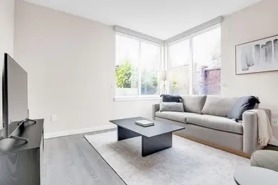 Image de Tasteful Bellevue 2br w/ Indoor Pool & Gym, easy commute, by Blueground