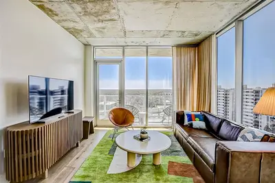Image de Light-filled corner condo with shared pool & gym, WiFi & walkable location