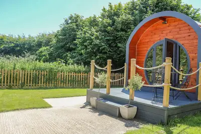 Image de Filbert Pod, pet friendly, with hot tub in Arundel, West Sussex
