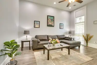 Image de 2 Mi to French Quarter: Walkable Nola Home