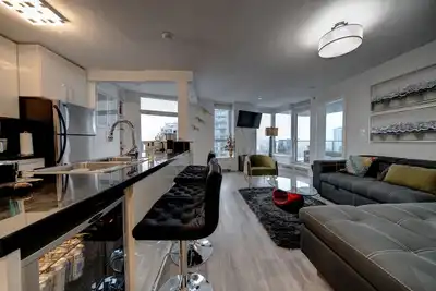 Image de 2bdrm Dt condo w/ king bed, view, steps away from train/arena
