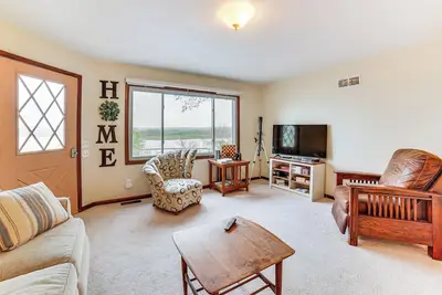 Image de Watch the Sunrise at this Quaint Lake-View Cottage