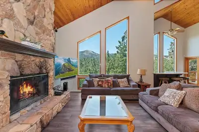 Image de Yosemite Ridge by Destination Big Bear: Breathtaking Ski Slope Views in Upper Moonridge! Pet friendly! Arcade Games! Foosball!