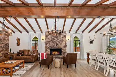 Image de Osa Villa by Destination Big Bear: Prime Big Bear Lake Location with a Lake View! Walk to Meadow Park & Lake!