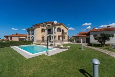 Image de Pool, sun loungers, well-kept garden, family-friendly, barbecue, garden furniture