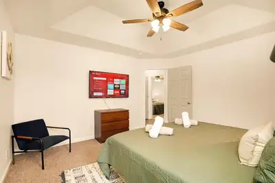 Image de Modern King Bed Haven: Perfect for Short and Long-Term Stay