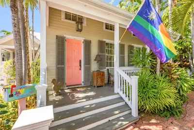 Image de Love Landing ~ Charming 3 Bedroom, 3 Bathroom Home w/ Pool and Parking!