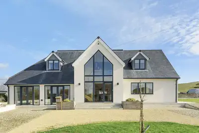 Image de All Views is a beautifully furnished, detached property