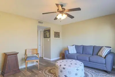 Image de Cozy 2 Bd/1. 5 Bth 2-Story Condo