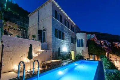 Image de Modern Rock Villa with High-End Interiors