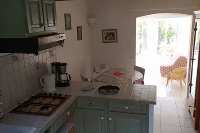 Image de deux pièces à Fréjus, à 5 km des plages, piscine privée, calme assuré