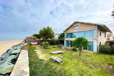 Image de Villa unique avec accès direct sur la plage, commerces à pied.