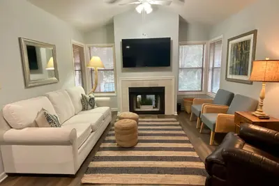 Image de New kitchen & bathrooms! 3 bedroom condo within walking distance to Village.
