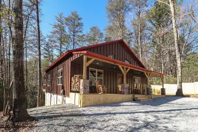 Image de Dog-friendly home with a private hot tub, WiFi, pool table, fireplace, & A\/C