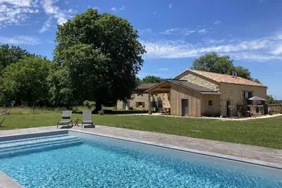 Image de Stylish 2 bedroom loft style apartment  with shared pool in Dordogne,