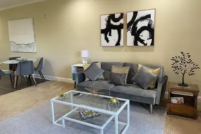 Image de Chic 2br W/balcony, Great location 2FREEParking