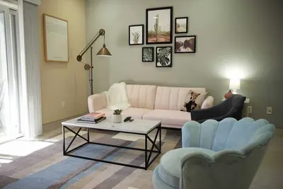 Image de Lovely w/amazing decor-Great Location-2Parking Sp